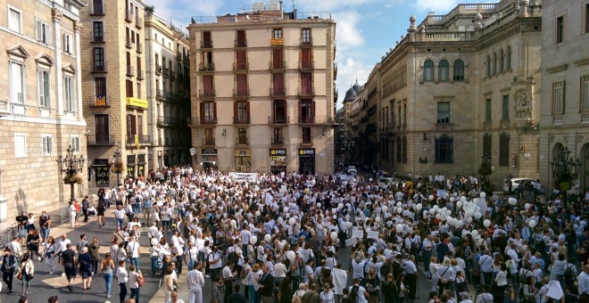 Centenares de personas reclaman diálogo al Gobierno y Generalitat en Barcelona./EUROPA PRESS