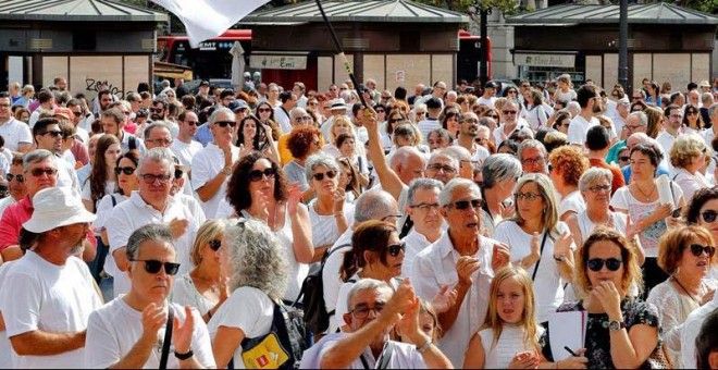 Manifestación en favor del diálogo en Valencia. | EFE