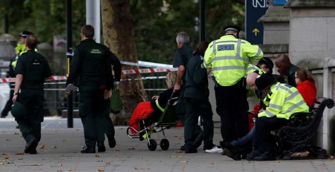 La Policía y los servicios de emergencia atienden a varios de los heridos por el atropello en el centro de Londres. | PETER NICHOLLS (REUTERS)