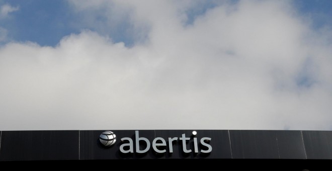 Cartel distintivo de la empresa Abertis en su oficina de Barcelona. / Reuters