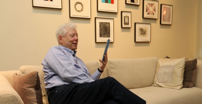 El economista Richard H. Thaler, en su domicilio tras la concesión del Premio Nobel de Economía. REUTERS