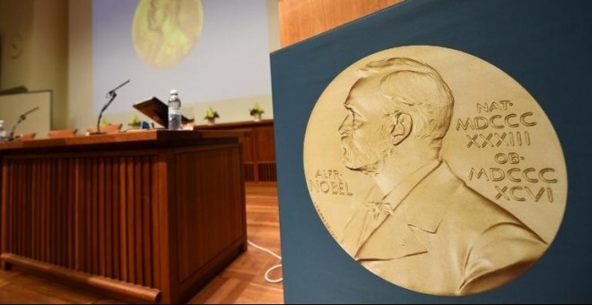 La medalla con la imagen de Alfred Nobel en la sala donnde se anuncian los galardones de los premios que llevan el nombre del inventor sueco. AFP/ Jonathan Nackstrand