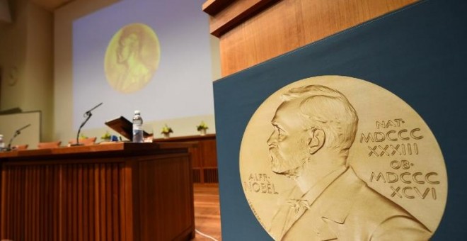 La medalla con la imagen de Alfred Nobel en la sala donnde se anuncian los galardones de los premios que llevan el nombre del inventor sueco. AFP/ Jonathan Nackstrand