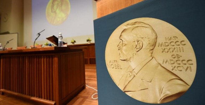 La medalla con la imagen de Alfred Nobel en la sala donnde se anuncian los galardones de los premios que llevan el nombre del inventor sueco. AFP/ Jonathan Nackstrand