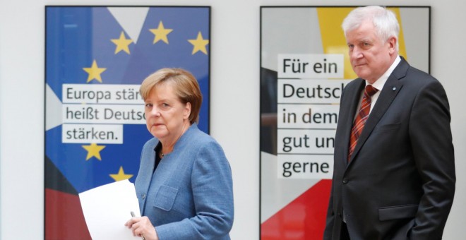 La canciller alemana y líder de la CDU, Angela Merkel, con el primer ministro de Bacviera y líder de la CSU, Horst Seehofer, a su llegada a la rueda de prensa conjunta en el inicio de las negociaciones para formar gobierno tras las elecciones del pasado 2