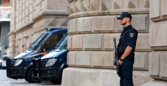 Un agente de la Policía Nacional hace guardia en el exerior del edificio del Tribunal Superior de Justicia de Catalunya (TSJC), en Barcelona. REUTERS/Gonzalo Fuentes