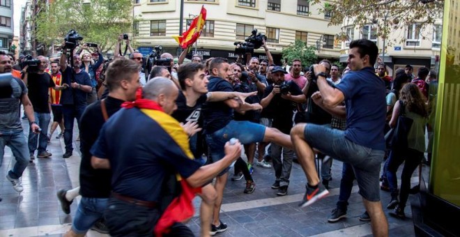 Ultras de extrema derecha arremeten contra los manifestantes  EFE/Biel Aliño