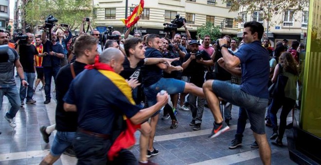 Ultras de extrema derecha arremeten contra los manifestantes  EFE/Biel Aliño