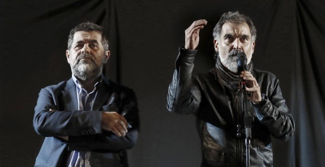 El presidente de la Asamblea Nacional Catalana (ANC), Jordi Sánchez (i) y el presidente de Omnium Cultural, Jordi Cuixart, tras la jornada de referéndum del 1 de octubre. EFE/Andreu Dalmau