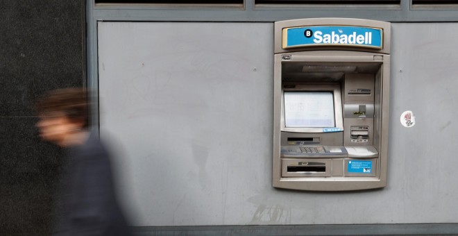 Una pegatina a favor del derecho a decidir junto a un cajero automático del Banco Sabadell en Barcelona. REUTERS/Yves Herman
