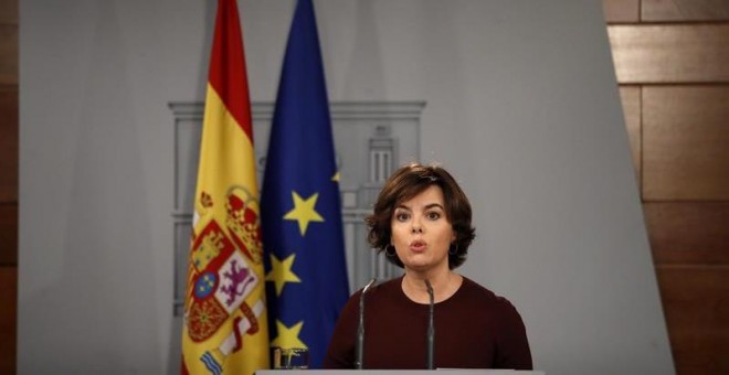 La vicepresidenta del Gobierno, Soraya Sáenz de Santamaría, durante su comparecencia esta noche en el Palacio de la Moncloa, en Madrid, en la que ha anunciado que mañana se celebrará una reunión extraordinaria del Consejo de Ministros que estudiará la ap