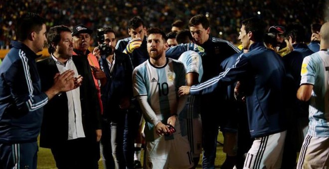 Messi es felicitado por sus compañeros tras el partido contra Ecuador. | JOSÉ JÁCOME (EFE)