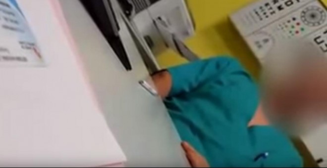 Captura del vídeo que muestra a un médico del centro de salud de Guijuelo masturbándose ante una paciente.