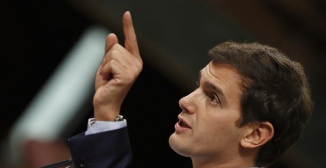 El líder de Ciudadanos, Albert Rivera, durante su intervención en el pleno del Congreso en el que comparece el presidente del Gobierno, Mariano Rajoy, para dar cuenta de la situación en Cataluña. EFE/Javier Lizón