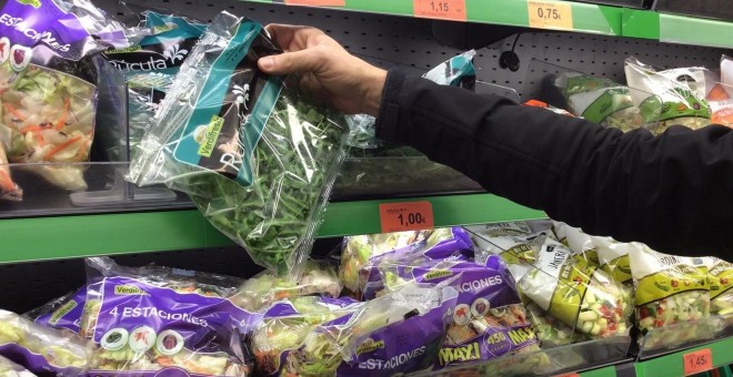 Bolsas de verduras en un supermercado. E.P.