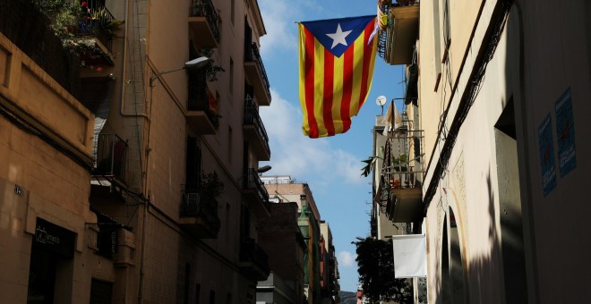 Una estelada en un balcón de Barcelona. REUTERS/Susana Vera