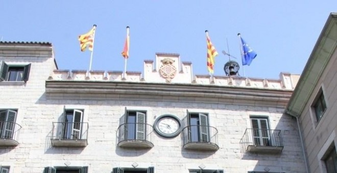 Banderas de Girona, la estelada, la española y la de la UE, en el Ayuntamiento De Girona. E.P.