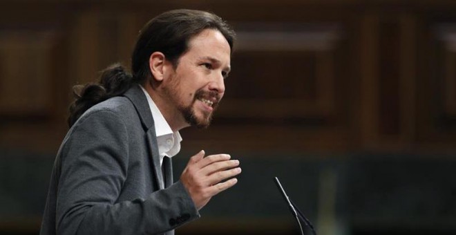 El líder de Podemos, Pablo Iglesias, durante su intervención en el pleno del Congreso en el que el presidente del Gobierno, Mariano Rajoy, comparece para dar cuenta de la situación en Catalunya. EFE/Javier Lizón