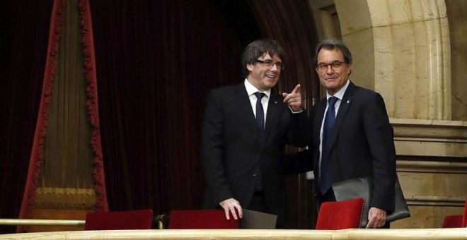 El presidente de la Generalitat, Carles Puigdemont, acompañado del expresidente Artur Mas en la tribuna de invitados del hemiciclo del Parlament.  - EFE