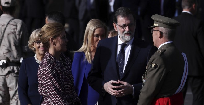 El presidente del Gobierno, Mariano Rajoy, conversa con la ministra de Defensa, María Dolores de Cospedal, y el Jefe del Estado Mayor de la Defensa (Jemad), el general Fernando Alejandre Martínez, momentos antes del comienzo del desfile del Día de la Fies