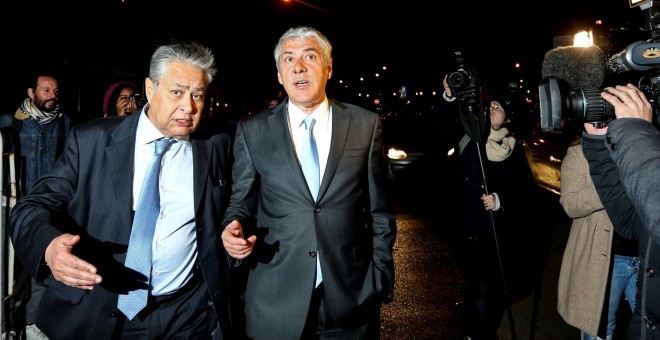 Fotografía de marzo de 2017 del ex primer ministro de Portugal, José Sócrates, junto a su abogado, Joao Araujo, en Lisboa. EFE/NUNO FOX