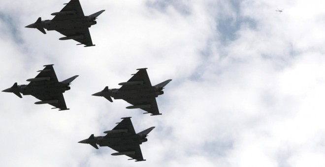Varios Eurofighter sobrevuelan Madrid durante la celebración el desfile de la Fiesta Naciona.- REUTERS