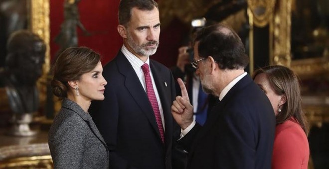 Rajoy charla con el rey durante la tradicional recepción real tras el desfile militar de la Fiesta Nacional.- EFE