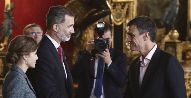 Els reis saluden Pedro Sánchez a la recepció del 12 d'octubre / EFE Mariscal