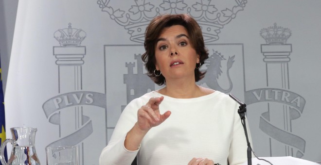 La vicepresidenta del Gobierno, Soraya Sáenz de Santamaría, durante la rueda de prensa posterior al Consejo de Ministros. EFE/Zipi