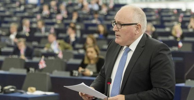 El vicepresidente primero de la Comisión Europea, Frans Timmermans, pronuncia su discurso durante el debate pactado por la mayoría de grupos políticos con el enunciado 'Estado de Derecho, Constitución y Derechos Fundamentales en España, a la luz de los ac