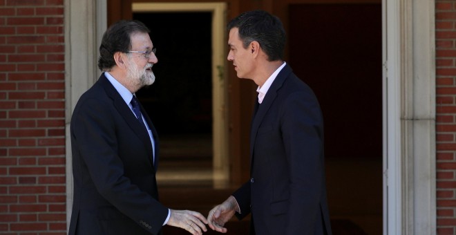 Mariano Rajoy y Pedro Sanchez antes de reunirse el pasado 2 de octubre en el Palacio de La Moncloa. REUTERS/Rafael Marchante