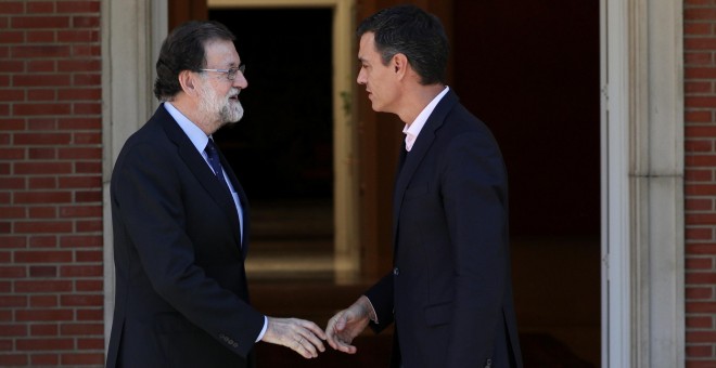 Mariano Rajoy y Pedro Sanchez antes de reunirse el pasado 2 de octubre en el Palacio de La Moncloa. REUTERS/Rafael Marchante