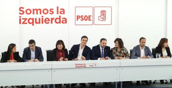 El secretario general del PSOE, Pedro Sánchez (c), junto a la presidenta del partido, Cristina Narbona (4i); el secretario de Organización, José Luis Ábalos (4d); el secretario de Política Federal, Patxi López (3i); la secretaria del Área de Igualdad, Car