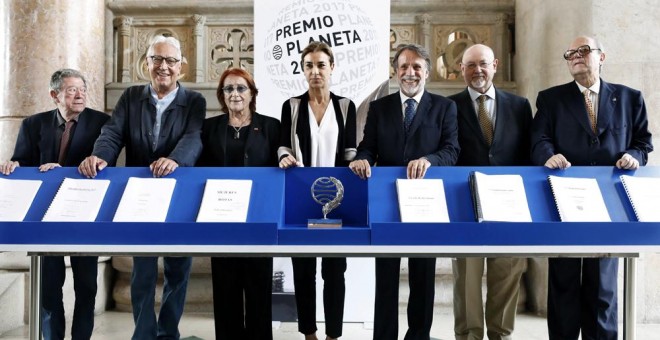 El presidente del Grupo Planeta, Jose Creuheras (c), acompañado por los miembros del jurado Alberto Blecua (i), Fernando Delgado (2i), Rosa Regás (3i), Carmen Posadas (4i), Juan Eslava Galán (5i) y Pere Gimferrer (d), posan con los manuscritos de los diez