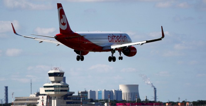 Un avión de Air Berlin aterrizando en el aeropuerto berlinés de Tegel. REUTERS/Fabrizio Bensch