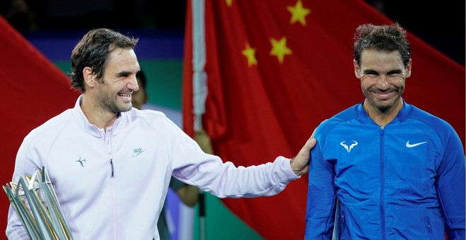 El tenista suizo Roger Federer con el español Rafael Nadal, tras vencerle en la final del torneo Master 1000 de Shanghai. REUTERS/Aly Song
