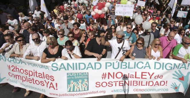Manifestación organizada por la asociación Justicia por la Sanidad, que lidera Jesús Candel, bajo el lema 'Granada por una sanidad pública y digna'. EFE/Pepe Torres