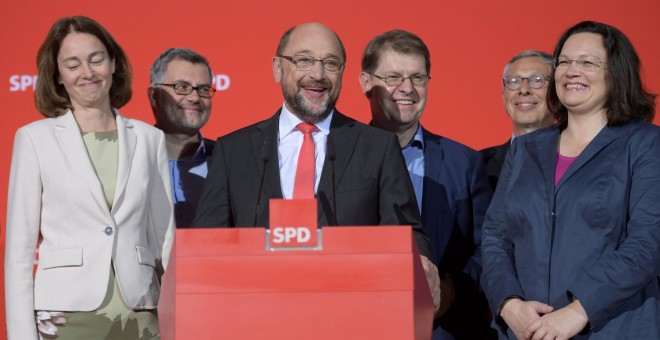 El líder del partido socialdemócrata alemán (SPD), Martin Schulz, con otros dirigentes de la formación en su sede en Berlín celebrando el triunfo en las elecciones en el 'lander' de Baja Sajonia.. REUTERS/Stefanie Loos