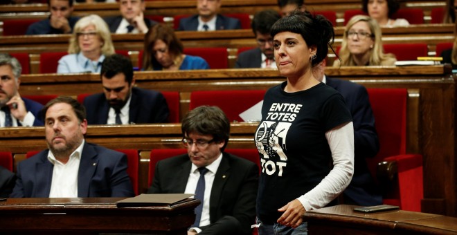 La diputada de la CUP Anna Gabriel junto al president catalán, Carles Puigdemont, y al vicepresidente del Govern y líder de ERC, Oriol Junqueras, en el Pleno del Parlament.. REUTERS/Albert Gea