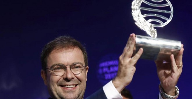 El escritor Javier Sierra tras recibir el trofeo que le acredita como ganador de la LXVI edición del Premio Planeta.- EFE