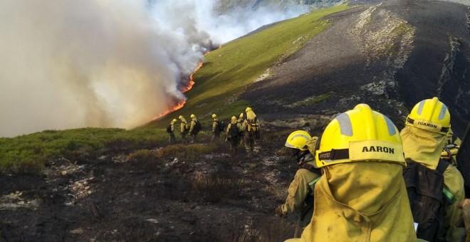 Trabajadores de las BriF (brigada de refuerzo) colaborando en la extinción de los incendios de Asturias, Galicia y León. / BriF