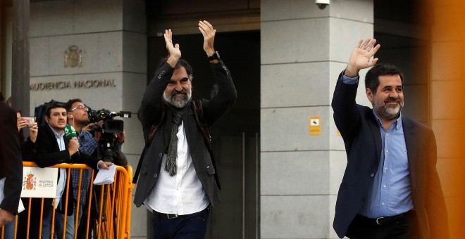 Los presidentes de la Asamblea Nacional Catalana, Jordi Sànchez, y de Òmnium Cultural, Jordi Cuixart, a su llegada a la Audiencia Nacional para declarar ante la juez Carmen Lamela como imputados por un delito de sedición. EFE/ Juan Carlos Hidalgo