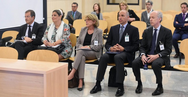 El expresidente de Abengoa Felipe Benjumea (d), junto al ex consejero delegado Manuel Sánchez Ortega (2d); la que fuera presidenta de la comisión de Nombramientos y Retribuciones- Mercedes Gracia (c), y dos de sus consejeros Alicia Velarde (2i) y Antonio