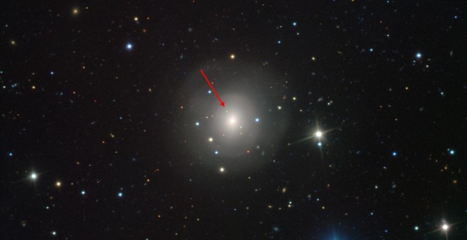 Imagen de la luz de la kilonova (flecha roja) tomada por uno de los telescopios europeos VLT en Chile./ESO
