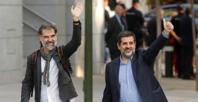 Los presidentes de la Asamblea Nacional Catalana, Jordi Sànchez, d., y de Òmnium Cultural, Jordi Cuixart, iz., a su llegada a la Audiencia Nacional para declarar ante la juez Carmen Lamela como imputados por un delito de sedición. EFE/ Juan Carlos Hidalgo