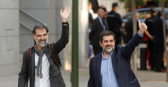 Los presidentes de la Asamblea Nacional Catalana, Jordi Sànchez, d., y de Òmnium Cultural, Jordi Cuixart, iz., a su llegada a la Audiencia Nacional para declarar ante la juez Carmen Lamela como imputados por un delito de sedición. EFE/ Juan Carlos Hidalgo