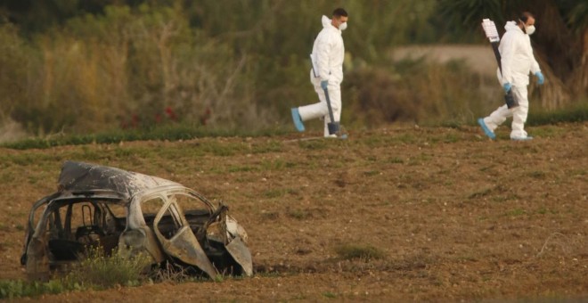 Expertos forenses investigan el estallido del coche que mató a la periodista de investigación Daphne Caruana Galizia en Bidnija, Malta. / Reuters