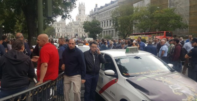 Cientos de taxistas, según los organizadores, se manifiestan frente a la sede de la Comisión Nacional de los Mercados y la Competencia (CNMC). Fedetaxi
