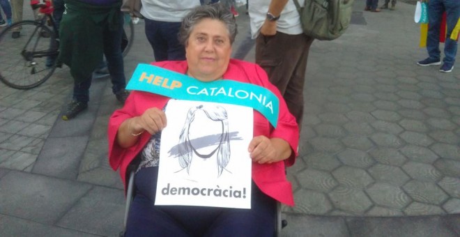 María Rosa, de 73 años, acude a la manifestación para reclamar la libertad de los líderes de ANC y Òmnium.