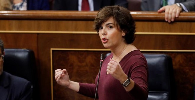 La vicepresidenta del Gobierno, Soraya Sáenz de Santamaría, interviene en la sesión de control al Gobierno celebrada hoy en el Congreso de los Diputados. EFE/Juan Carlos Hidalgo